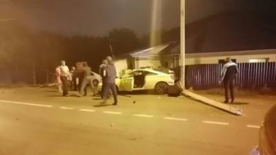 На улице Парижской коммуны в Пензе Toyota Celica снесла столб