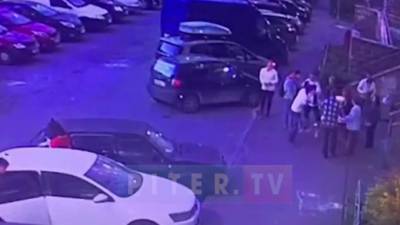 Видео: мужчина напал на жильцов во время собрания собственников на проспекте Героев