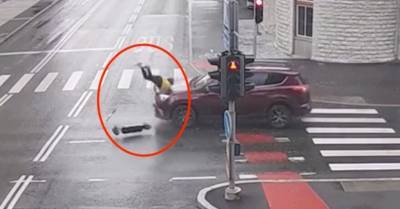 ВИДЕО: В Таллине автомобиль сбил водителя электросамоката, ехавшего на красный
