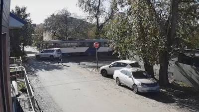 Трамвай и внедорожник столкнулись в Барнауле. Видео