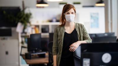 Требование к ношению защитных масок на работе: нарушителям грозит увольнение