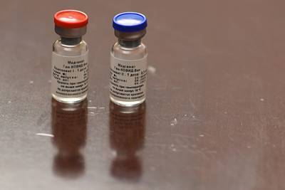 Первые добровольцы получили второй компонент вакцины «Спутник V»