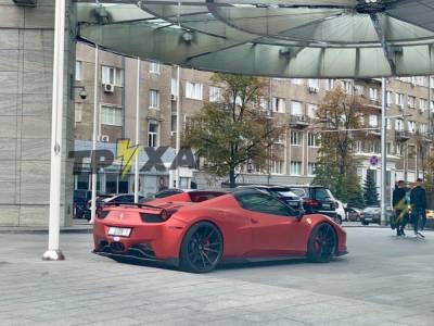 В Харькове увидели припаркованный сверхдорогой Ferrari