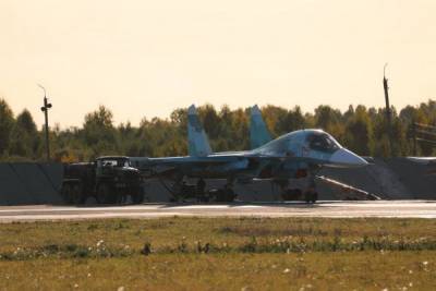 Истребители-бомбардировщики Су-34 ЦВО выполнили ночной полет в стратосферу