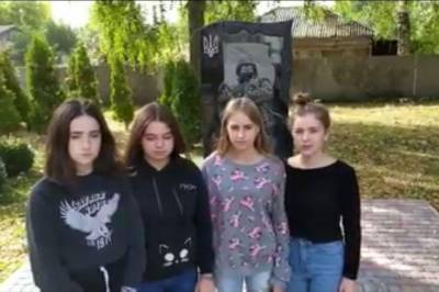 Школьницы из Черниговской области станцевали тверк перед памятником погибшим на Донбассе. Видео