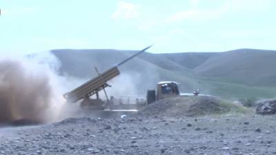 Азербайджан показал кадры артиллерийских ударов по позициям Армении