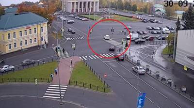 Внедорожник нагло проехал по тротуару и «зебре» в центре Петрозаводска (ВИДЕО)