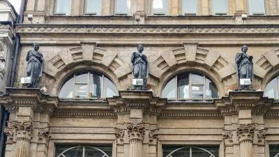 В Москве отреставрируют фигуры богини на здании бывшей аптеки Феррейна