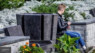 Во Владивостоке гранитные лавочки украсили кладбищенской атрибутикой