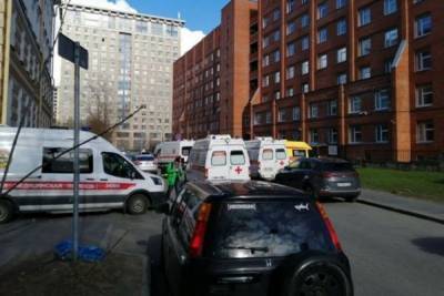 К больнице в Пушкине выстроилась очередь из скорых