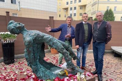 К 125-летию Сергея Есенина в Москве открыли памятник поэту
