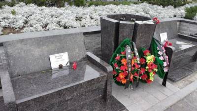 Во Владивостоке лавочки, похожие на надгробные плиты, возмутили горожан и губернатора