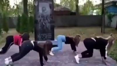 "Грустно становится за такую молодежь": школьницы осквернили память воинов АТО, скандальное видео