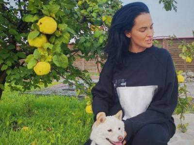35-летняя Даша Астафьева показала, как отдыхает в осеннем саду