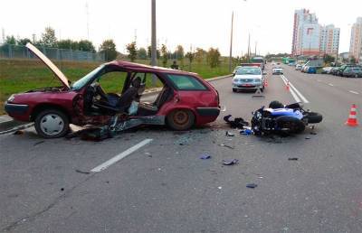 В Гродно легковушка столкнулась с мотоциклом: чтобы достать водителя понадобилась помощь спасателей