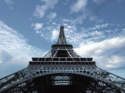Париж сотряс мощный «взрыв», который оказался звуком истребителя