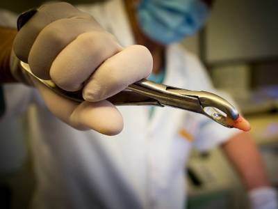 Стоматолог из Челябинска делала селфи на фоне пациентов с раскрытыми ртами (видео)
