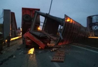 В Свердловской области водителя грузовика насмерть придавило упавшим надземным переходом