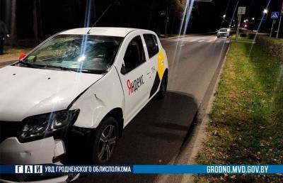 В Гродно мужчина переходил дорогу на красный и попал под колеса Renault