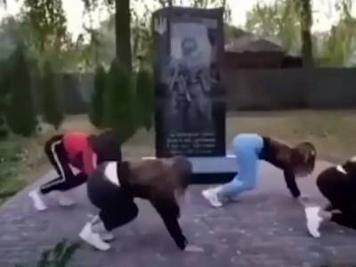 Скандал в Черниговской области: школьницы станцевали тверк у памятника