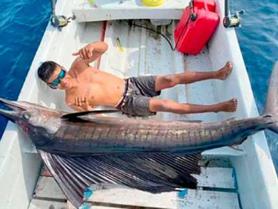 Мексиканский рыбак поймал рыбу больше него самого
