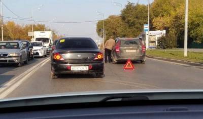 Большая пробка собирается на улице Щербакова в Тюмени из-за ДТП