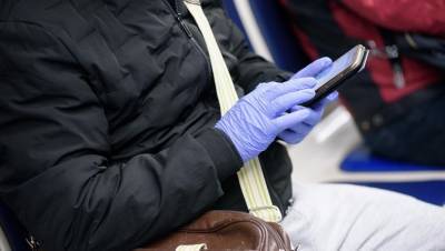Смольный обяжет носить маски и перчатки в общественном транспорте