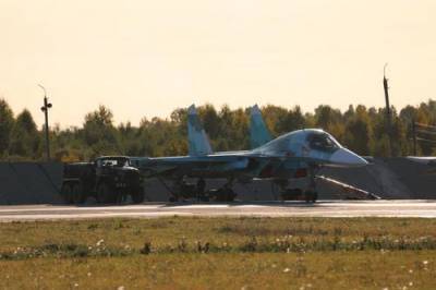 Впервые истребители-бомбардировщики Су-34 ЦВО выполнили ночной полет в стратосферу