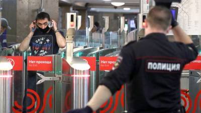В московском метро полиция ищет нарушителей "масочного режима"