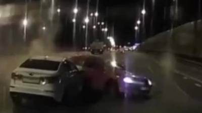 Опубликовано видео с моментом ДТП в Подмосковье, где 2 человека погибли и 6 получили травмы