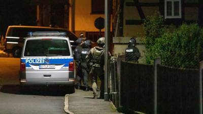 Инцидент в Тюрингии: напал с топором на женщину, а затем на полицейских