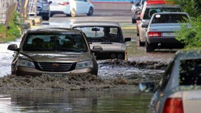 Плывут машины и арбузы: Керчь ушла под воду после мощного ливня