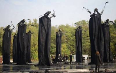 "Зеркальное поле": в Бабьем Яру открыли мемориал с аудиовизуальной инсталляцией в честь жертв расстрелов