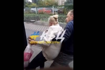 В Киеве водитель вынес пенсионерку из маршрутки (видео)