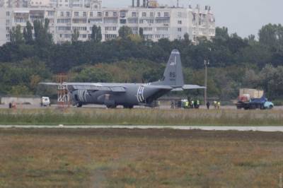 В Одессе совершил аварийную посадку американский военно-транспортный самолет