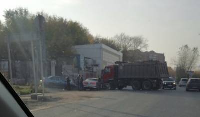 В Тюмени грузовик Volvo снес легковой автомобиль с дороги