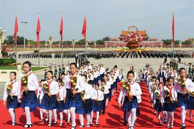 Си Цзиньпин почтил память народных героев на площади Тяньаньмэнь