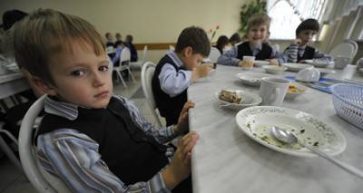 "Своих детей явно так не кормите": сухой паек для школьника возмутил рижанина