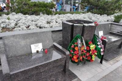 Мэрия Владивостока пообещала адаптировать для жителей лавки-надгробия