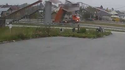 Момент аварии самосвала с пешеходным мостом на выезде из Екатеринбурга попал на видео