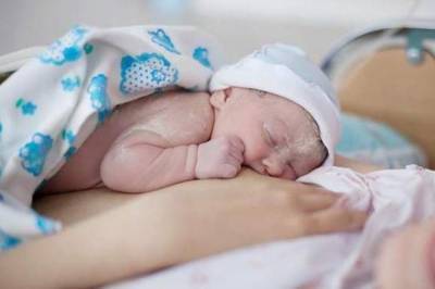 В Харькове инфицированная COVID-19 женщина родила здорового малыша