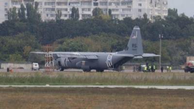Отказал двигатель: самолет ВВС США C-130 Hercules экстренно сел в Одессе