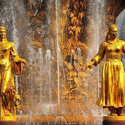 Сезон работы фонтанов завершается завтра на ВДНХ в Москве