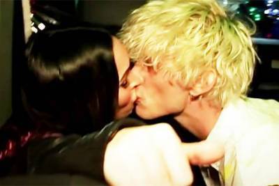 Меган Фокс и Колсон Бэйкер нежно целуются в новом клипе рэпера на песню Drunk Face