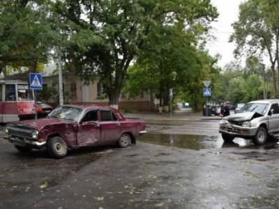 Из-за столкновения «Волги» и Mitsubishi в Николаеве было временно заблокировано движение трамваев