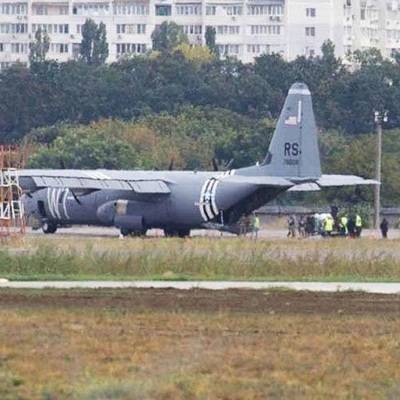 Военно-транспортный самолет ВВС США произвел аварийную посадку в Одессе