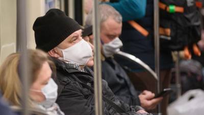 Смольный договорился о снижении цен на маски в метро