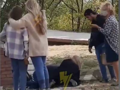 В Харькове крупная ветка дерева рухнула на девушку