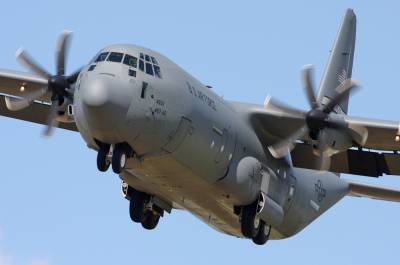 У американского С-130 Hercules отказал двигатель