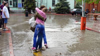 Керчь едва не смыло, Севастополь утонул – в Крым пришли долгожданные дожи (ВИДЕО)